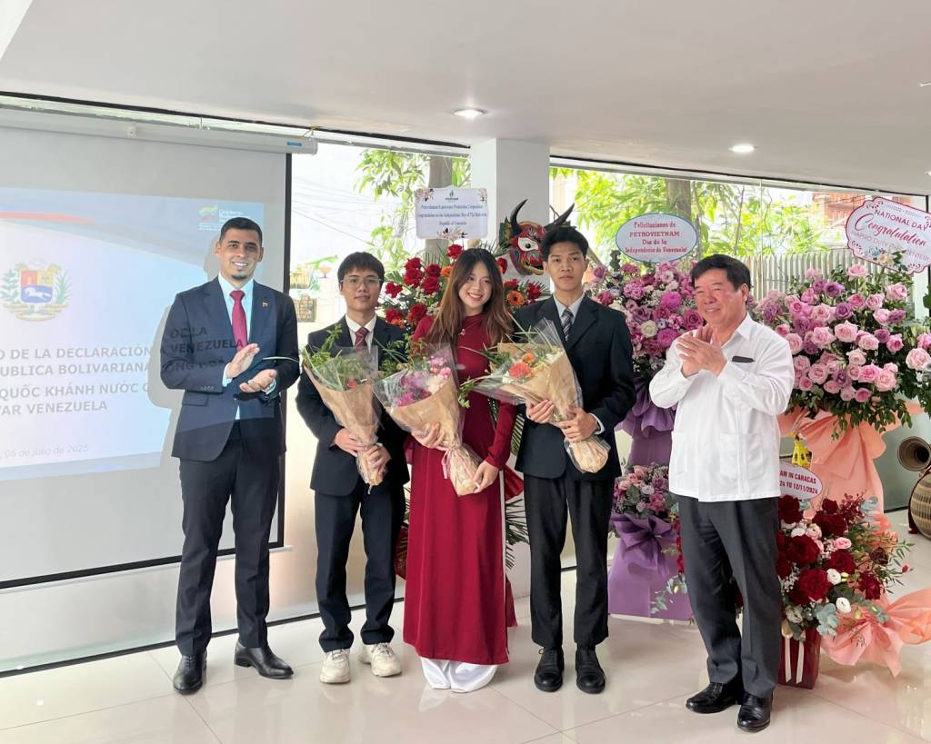 Đại diện thương hiệu JAI & TUT BRAND được Đại sứ quán Venezuela tặng hoa chúc mừng, ghi nhận đóng góp trong việc trao tặng bản quyền giáo trình TUT.Z – một biểu tượng của hợp tác giáo dục, sáng tạo và kết nối văn hóa quốc tế.
