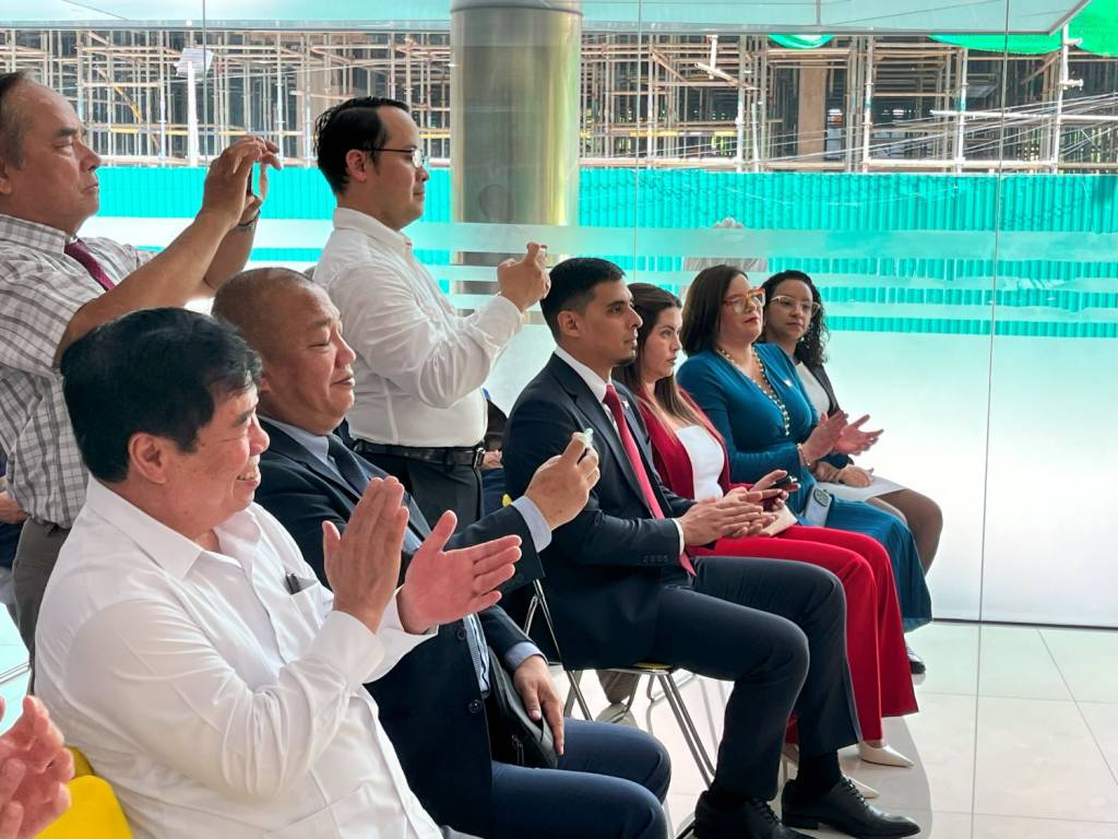 Các đại biểu tham dự buổi lễ kỷ niệm Quốc khánh Venezuela chăm chú theo dõi phần trình bày và nghi thức trao tặng bản quyền giáo trình TUT.Z – đánh dấu bước tiến quan trọng trong hợp tác giáo dục và văn hóa giữa Việt Nam và Venezuela.