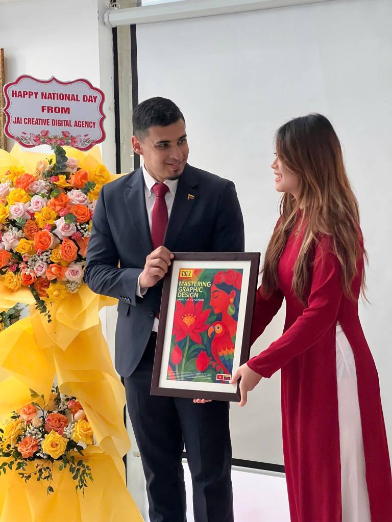 Đại diện thương hiệu JAI & TUT BRAND - Bà TRẦN MINH ANH - Giám đốc sáng tạo đã trao tặng bản quyền thương hiệu bộ sách Graphic Design: Insights From the Trenches - do công ty sáng tạo, biên soạn và phát triển dựa trên tiêu chí NGƯỜI LÀM NGHỀ chia sẻ các kinh nghiệm để gửi tới bạn đọc