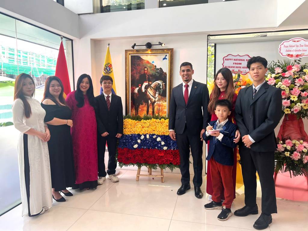 Đại sứ Venezuela tại Việt Nam cùng đội ngũ JAI & TUT bên không gian biểu tượng quốc gia và sắc hoa hữu nghị.