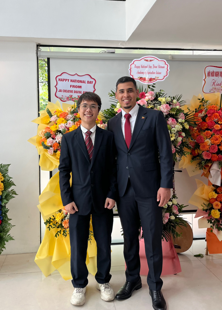 Đại sứ Venezuela Juan Carlos Fernandes Juárez & Giám Đốc Kỹ thuật TUT BRAND, Ông Phạm Minh Công cùng ghi dấu tại không gian truyền cảm hứng – nơi tri thức và nghệ thuật kết nối thế giới.